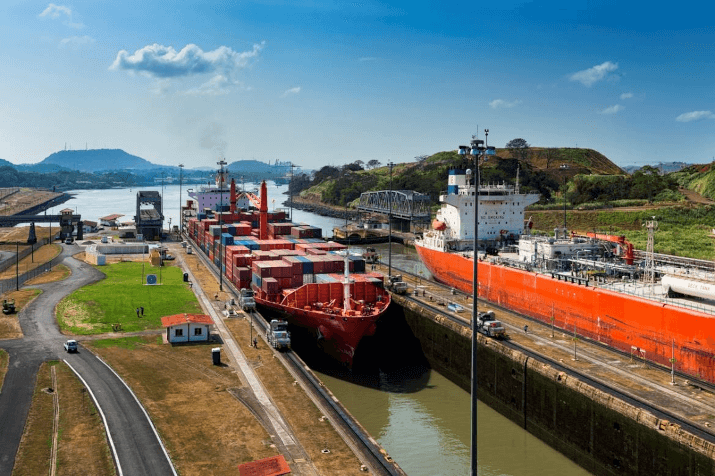 Navios entrando pelos portões de Miraflores no Canal do Panamá